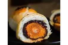 在小小的蛋黃酥里挖呀挖呀挖，吃咸咸的蛋黃品香香的酥