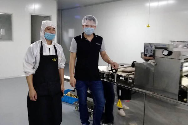 勁華機(jī)械的三道輪酥餅機(jī)產(chǎn)的蛋黃酥口感很滿(mǎn)意